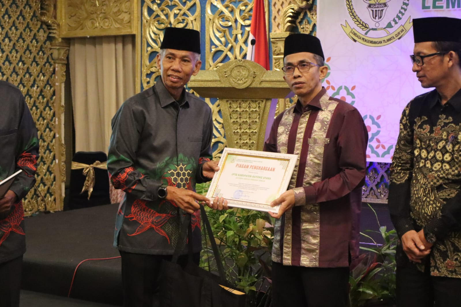 PENGHARGAAN LPTQ: Suasana penuh kekeluargaan dan kebanggaan saat penghargaan diserahkan kepada LPTQ kabupaten/kota terbaik dalam Rakerda III LPTQ Kalbar 2026.