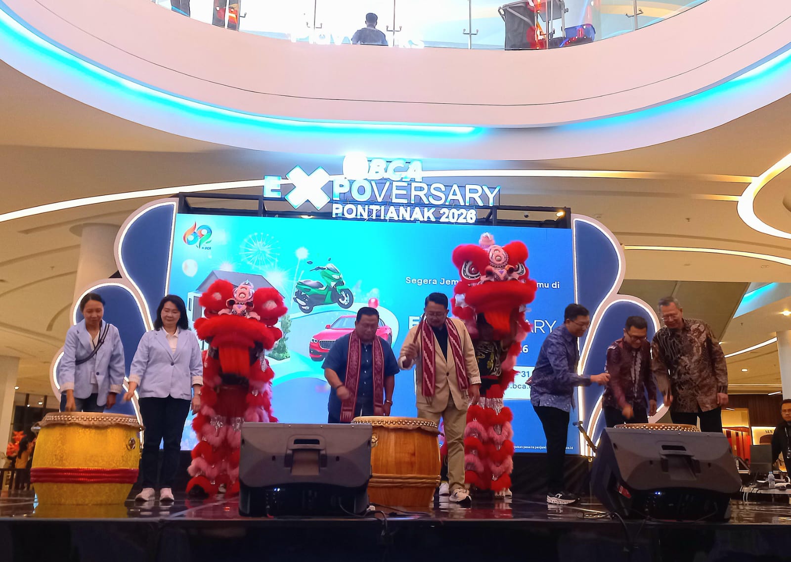 BUKA : Pemukulan tambur menandakan dibukanya kegiatan BCA Expoversary 2026 yang digelar di Gaia Bumi Raya City, Jumat (6/1).