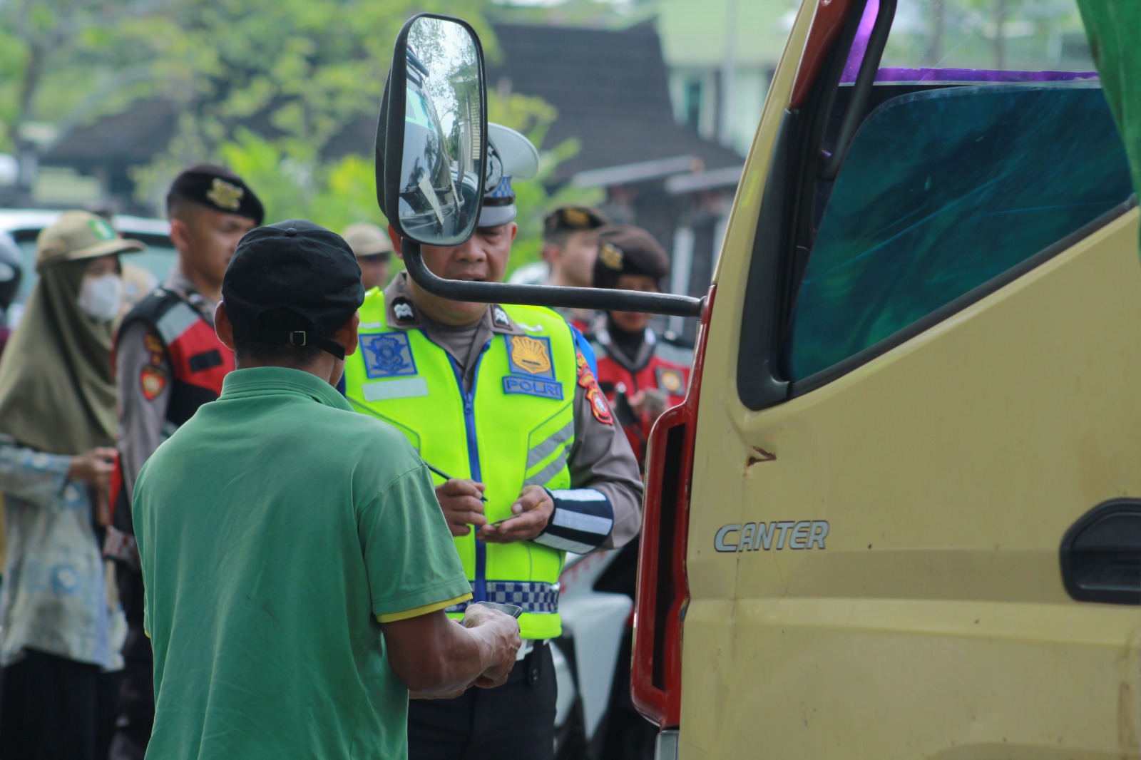 Petugas Satlantas melakukan pemeriksaan pengendara saat razia Operasi Keselamatan Kapuas 2026 guna meningkatkan disiplin dan keselamatan berlalu lintas.