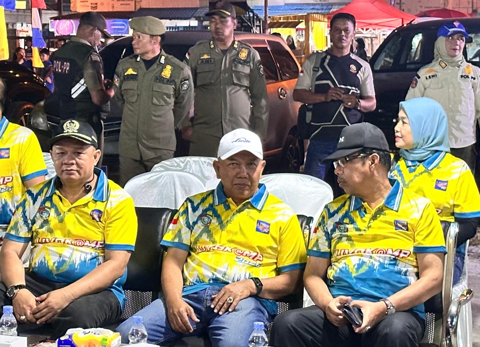 NONTON: Ketua DPRD Mempawah (paling kiri) saat menghadiri Kejuaraan Liga Voli Kampong Mempawah Tahun 2026.
