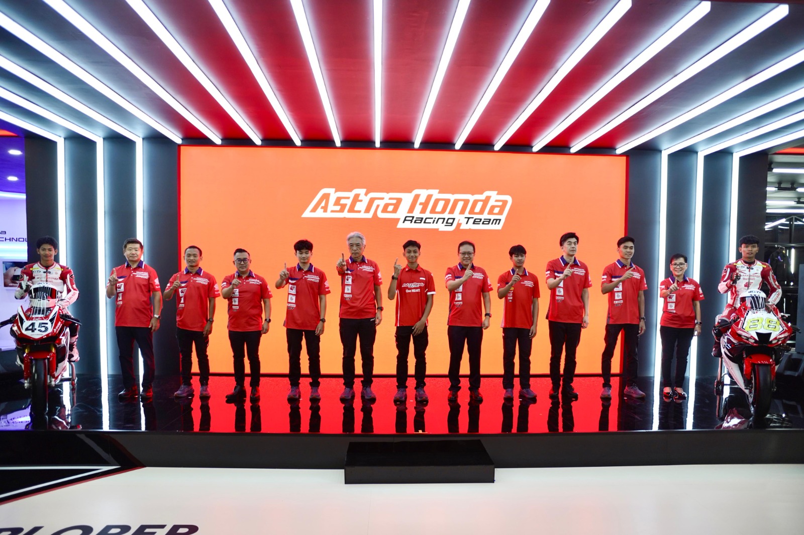 Para pebalap Astra Honda Racing Team (AHRT) bersama jajaran direksi PT Astra Honda Motor (AHM) saat pengumuman tim AHRT di Indonesia International Motor Show (IIMS) 2026, JIExpo Kemayoran, Jakarta