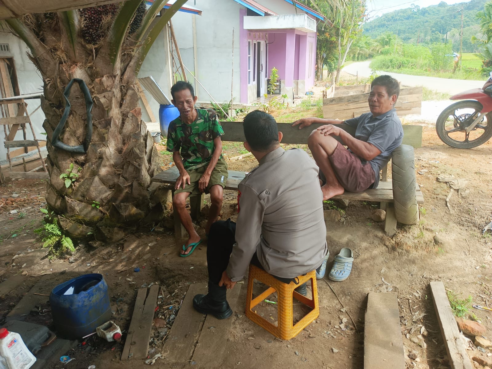 Polisi dan warga duduk santai di bawah pohon, berdialog dan mempererat kebersamaan di Kecamatan Sebangki, Landak.