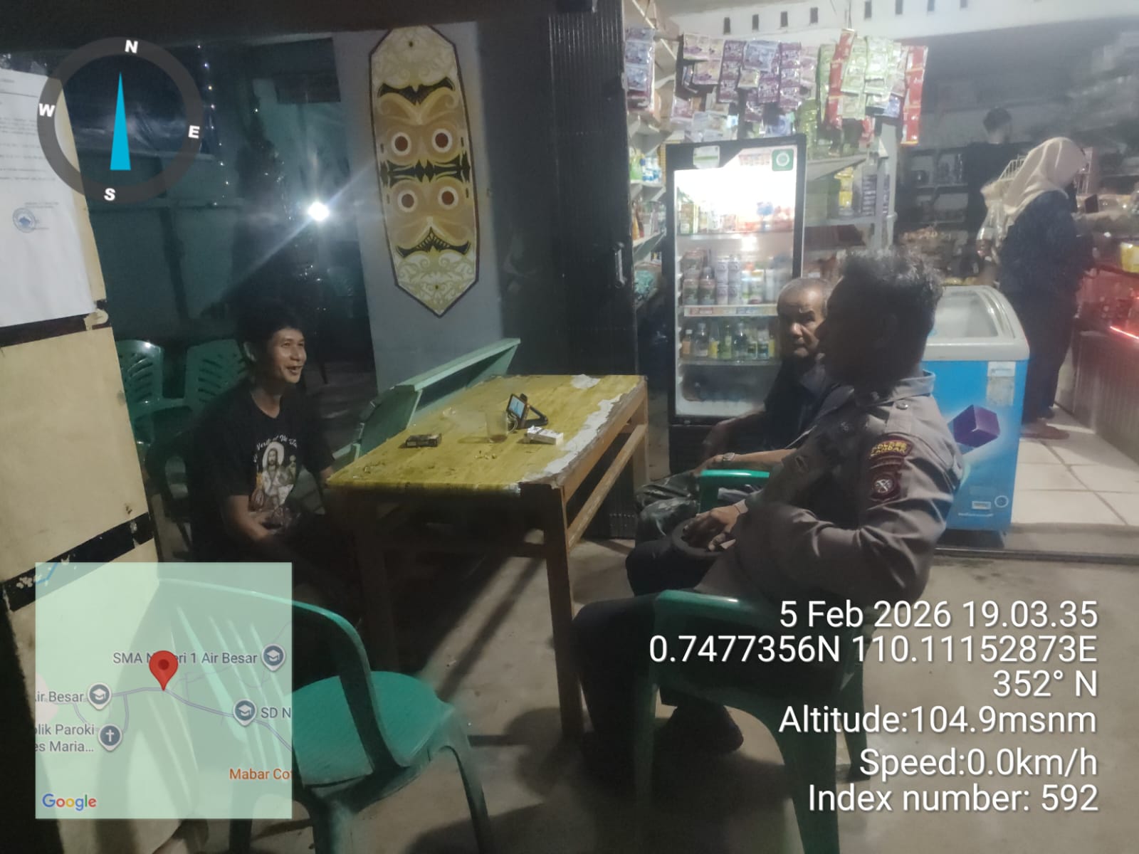 Personel Polsek Air Besar berdialog dengan warga saat patroli malam untuk menyampaikan pesan kamtibmas dan mencegah aksi pencurian di wilayah setempat, Kamis (5/2).