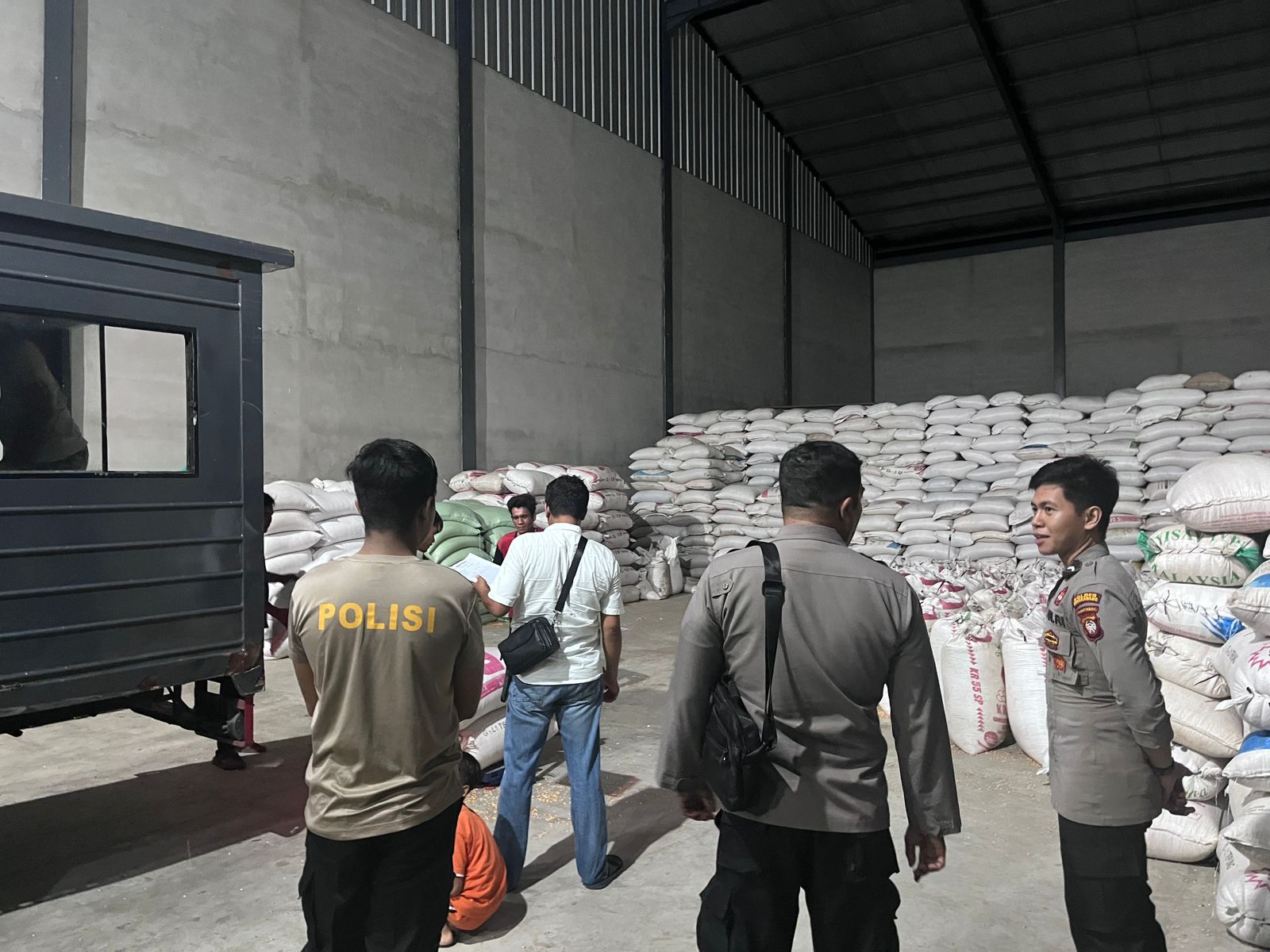 Personel Polres Singkawang memantau dan mengawal penyimpanan jagung hasil panen petani di gudang Bulog.