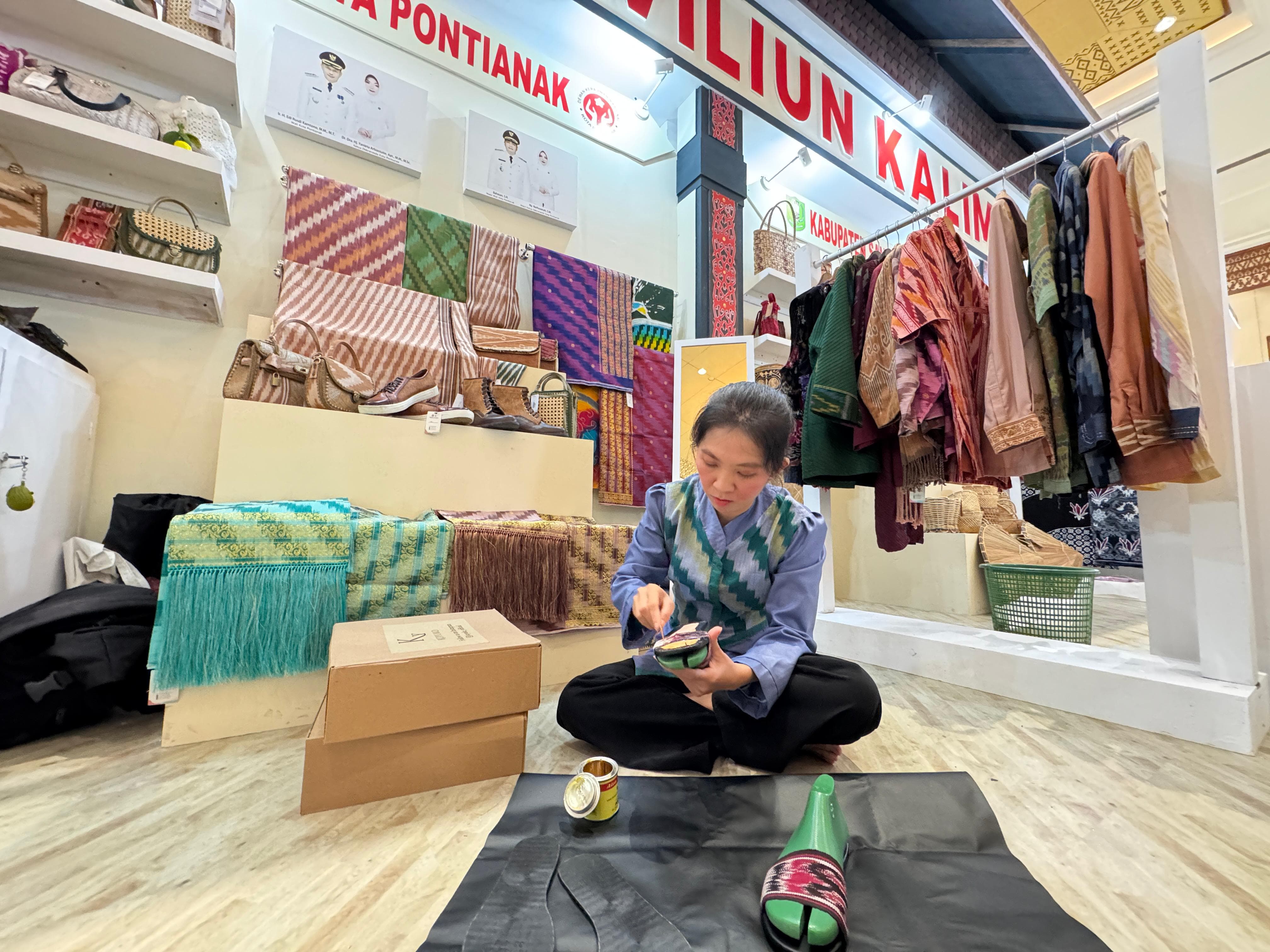 SANDAL KULIT: Natalia Desca Rina, perajin asal Pontianak tengah membuat sandal kulit di stand Inacraft Jakarta.