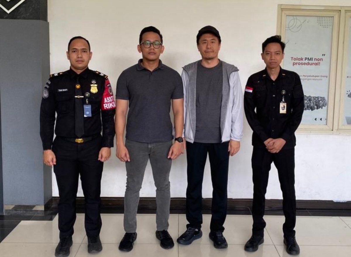Terdakwa kasus penambangan emas di Ketapang, Liu Xiao Dong, diamankan petugas di Entikong saat hendak melarikan diri, Sabtu (7/2).