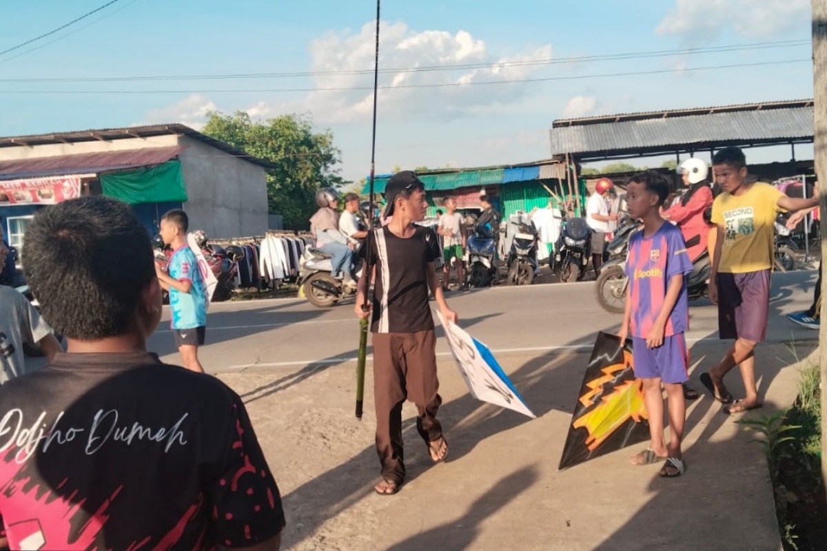 Tampak anak anak sedang mengejar layangan di ruas Jalan Pemda Pontianak Timur sangat membahayakan pengguna jalan.