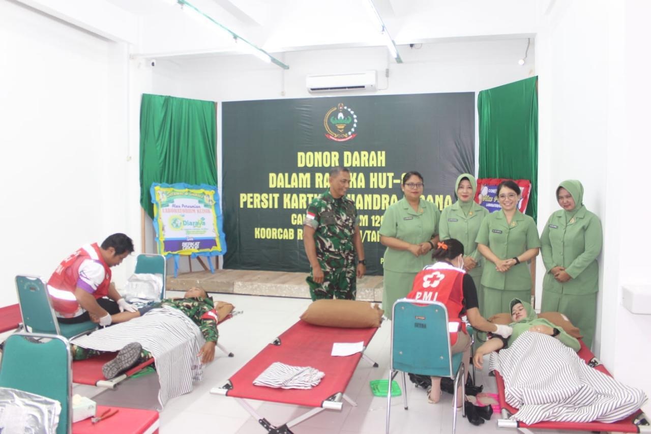 DONOR : Persit KCK Cabang L Kodim 1206/Putussibau menggelar kegiatan bakti sosial donor darah.