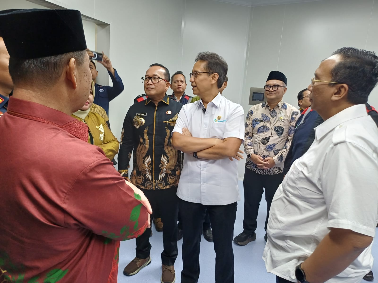 TINJAU: Menteri Kesehatan RI Budi Gunadi Sadikin didampingi Gubernur Kalbar Ria Norsan dan Bupati Kubu Raya Sujiwo memberikan keterangan pers usai meninjau RSUD TBSI Kubu Raya, Jumat (6/2).