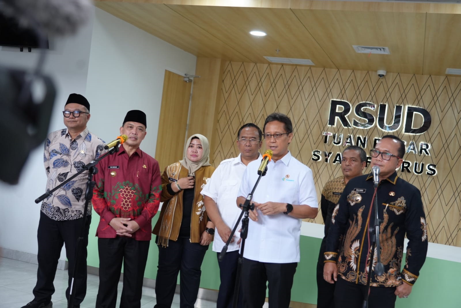 TINJAU RS: Gubernur Kalbar Ria Norsan bersama Bupati Kubu Raya Sujiwo, mendampingi Menteri Kesehatan Budi Gunadi Sadikin saat meninjau progres pembangunan gedung baru Rumah Sakit Umum Daerah (RSUD) Tu