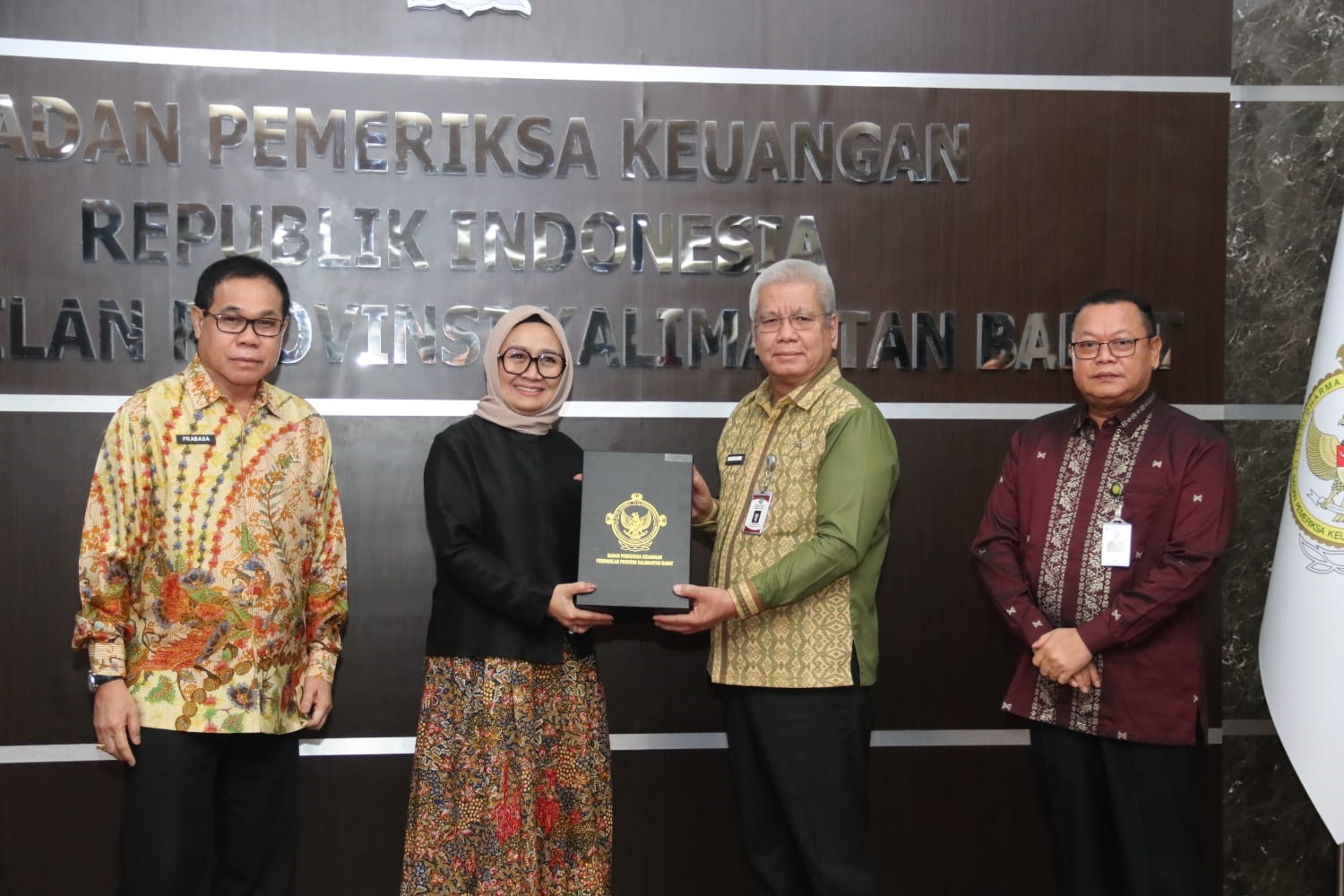 TERIMA LHP: Sekda Kalbar Harisson saat menerima Laporan Hasil Pemeriksaan (LHP) Tematik Tahun Anggaran 2025 yang diserahkan Kepala BPK Perwakilan Kalimantan Barat, Sri Haryati.