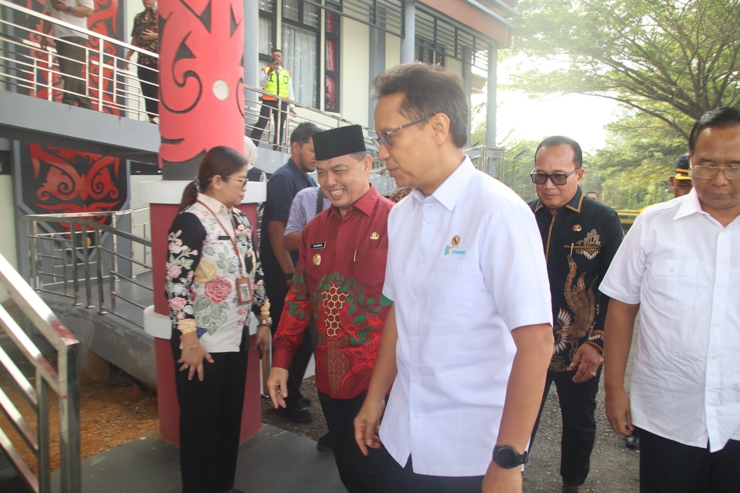 SAMBUT: Gubernur Kalbar Ria Norsan menyambut kedatangan Menkes RI Budi Gunadi Sadikin di Bandara Supadio.