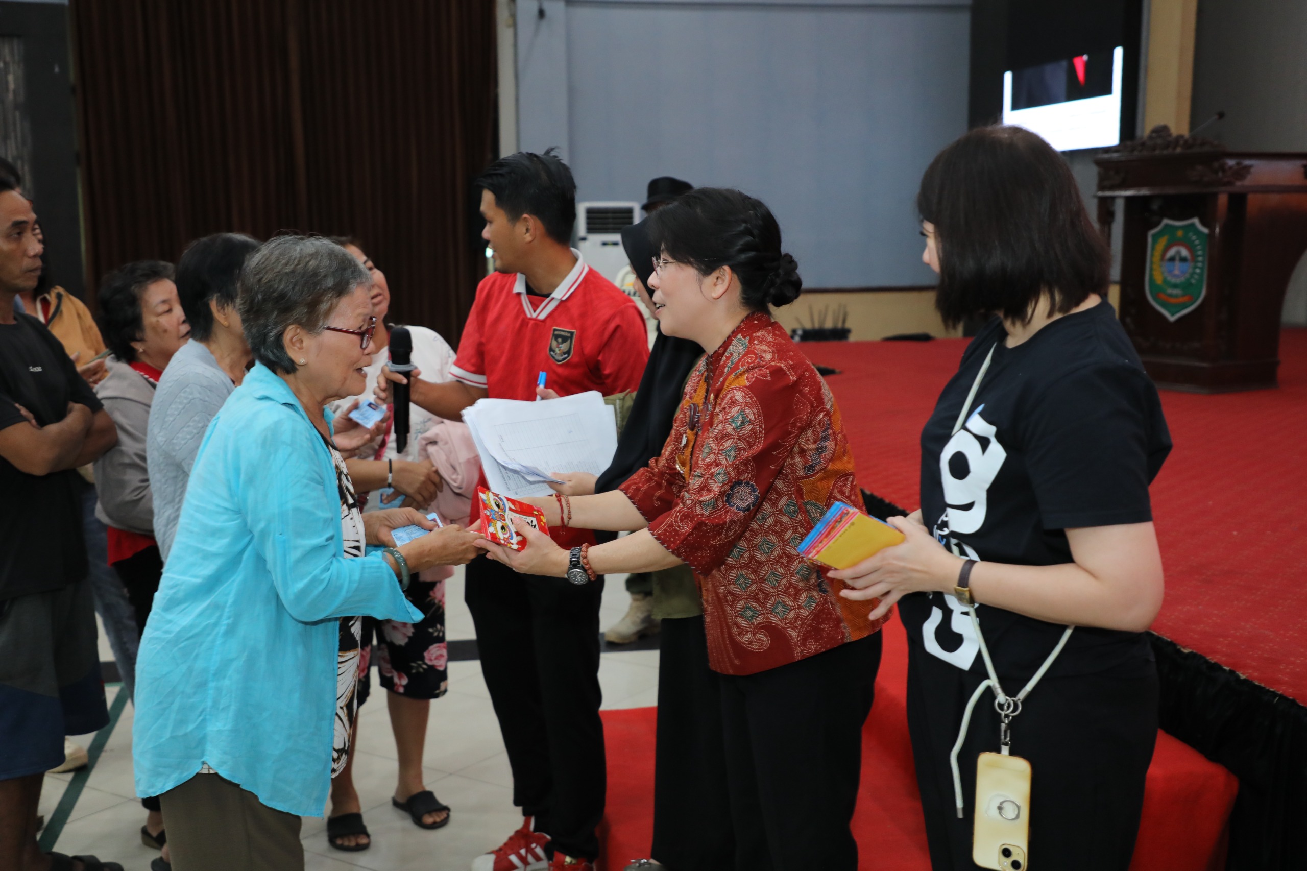 ANGPAO IMLEK: Pemkot Singkawang memberikan angpao menjelang Imlek kepada ratusan lansia di Singkawang.