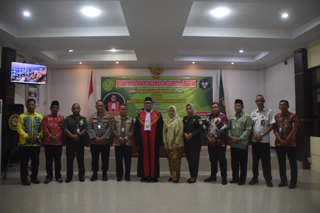 KOMUNIKASI  : Pelantikan Wakil Ketua PN Sintang menjadi elemen penting dalam memperkuat komunikasi antarlembaga.