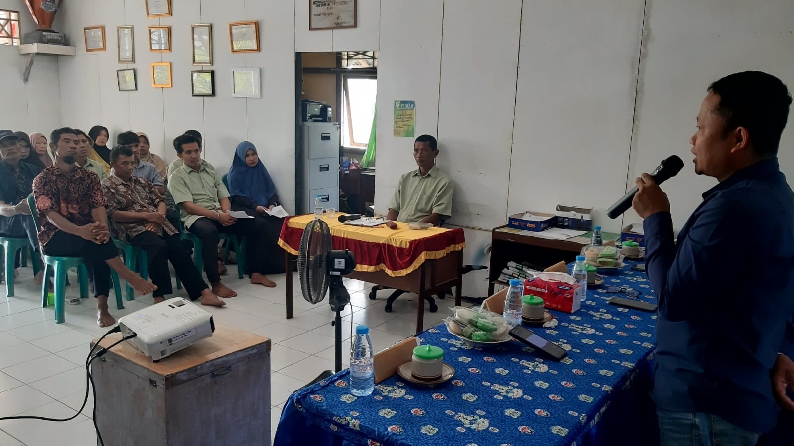 LAPORAN: Kepala Desa Tangaran Idris Jirana saat menyampaikan Laporan Penyelenggaraan Pemerintahan Desa tahun anggaran 2025 di Balai Desa Tangaran, belum lama ini.