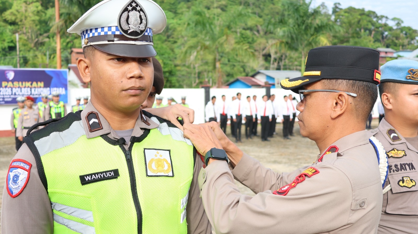 OPERASI : Wakapolres Kayong Utara, Kompol Dr. Denny Satria, melakukan penyematan pita operasi kepada perwakilan personel menjadi simbol resmi dimulainya Operasi Keselamatan Kapuas 2026.