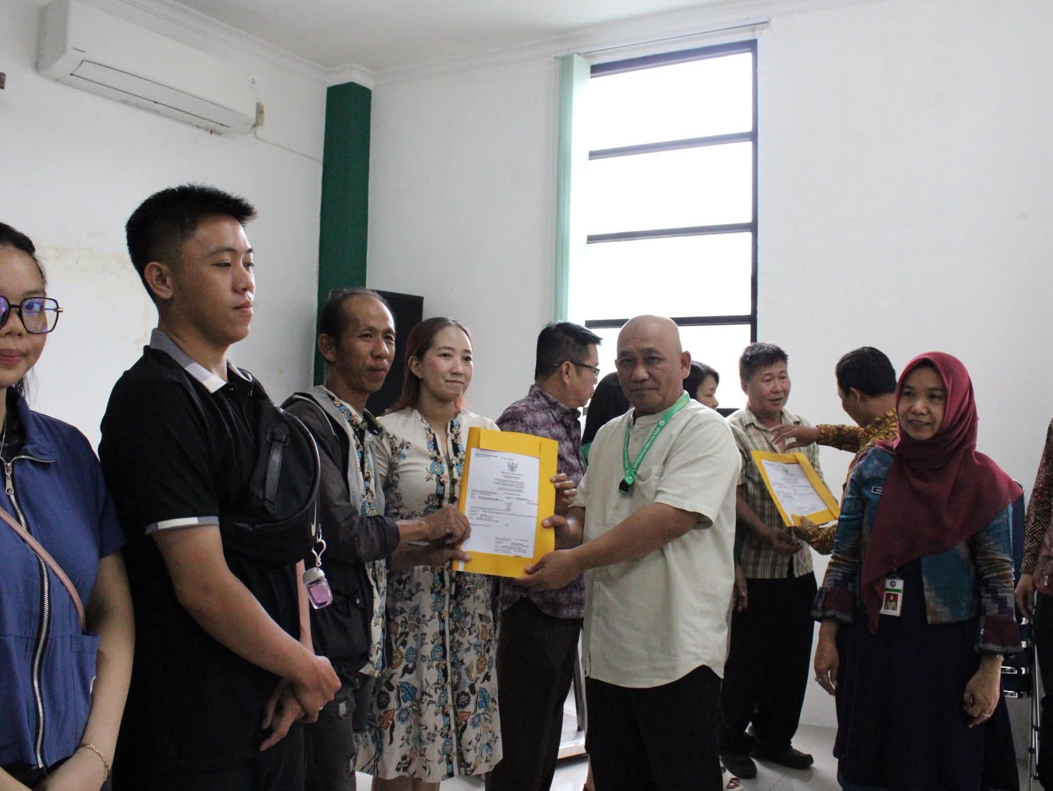 PELAYANAN : Pasangan umat Buddha saat mengikuti pelayanan pencatatan perkawinan yang diinisiasi Kantor Kementerian Agama Kota Pontianak bersinergi dengan Dinas Kependudukan dan Pencatatan Sipil.