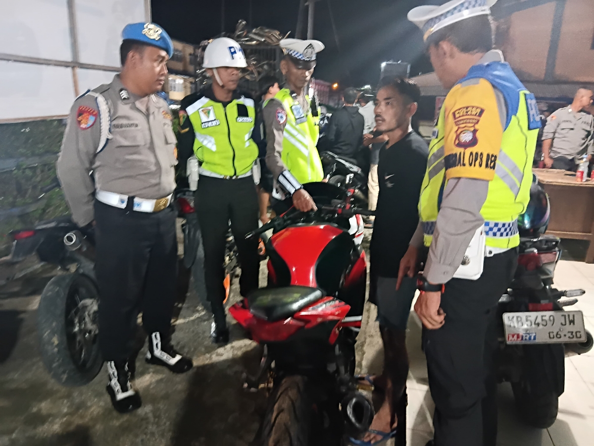 Polres Melawi menindak pengendara sepeda motor dengan knalpot brong pada Sabtu (8/2) malam.