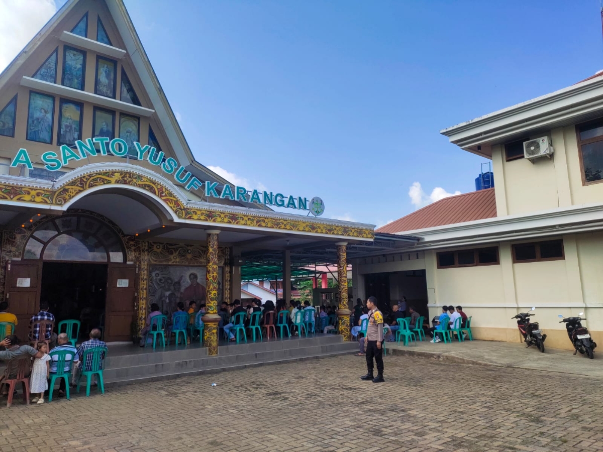 Personel Polsek Mempawah Hulu menggelar patroli di Gereja Santo Yusuf Karangan, Kecamatan Mempawah Hulu pada Minggu (8/2).