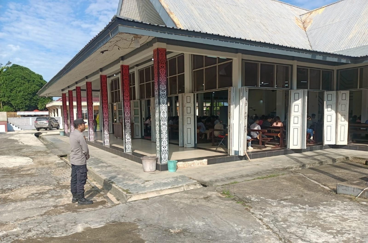 Polsek Menjalin menggelar patroli di Gereja Paroki Santo Petrus dan Paulus Menjalin, Desa Menjalin, Kecamatan Menjalin pada Minggu (8/2).