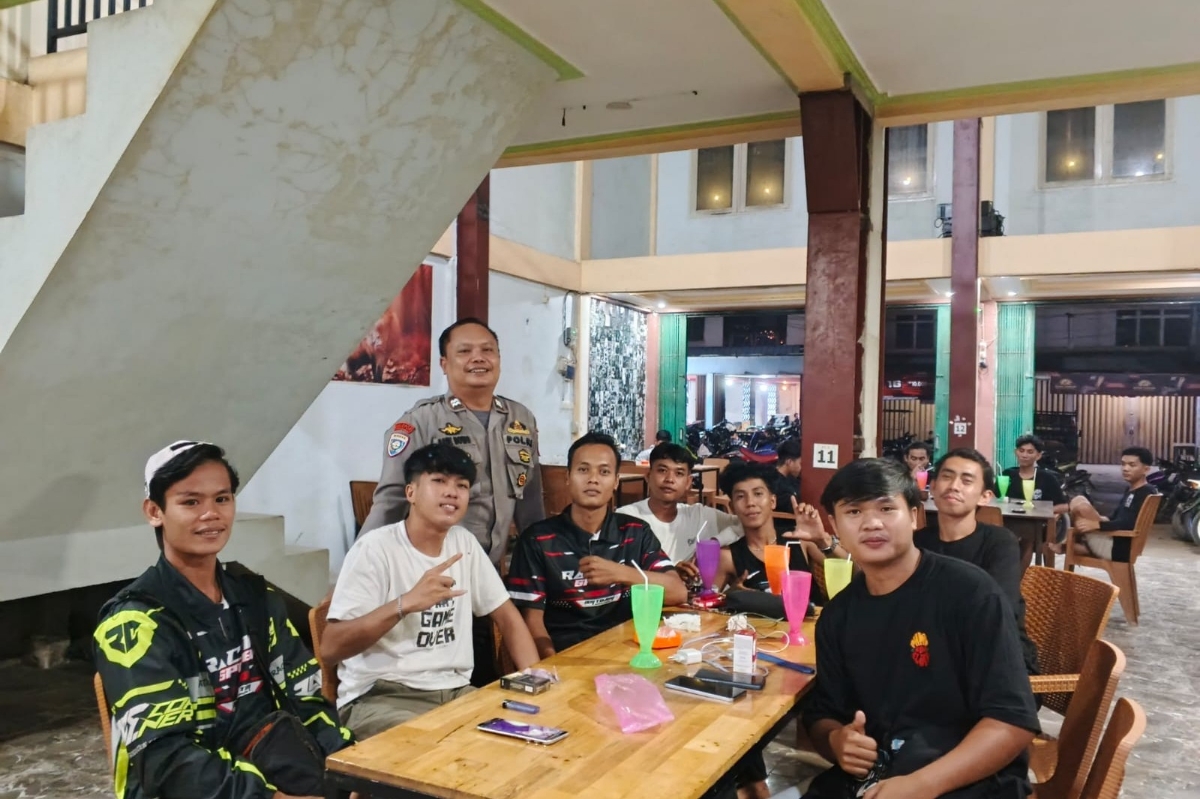 Personel Polsek Sengah Temila menggelar patroli pada Sabtu (7/2) malam.