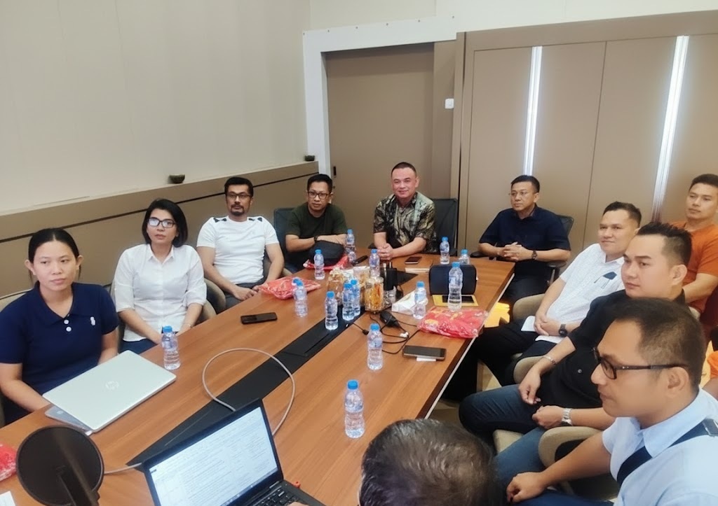 Ketua DPP Majelis Adat Budaya Tionghoa (MABT) Kalimantan Barat, Suyanto Tanjung (tengah berbatik) bersama jajarannya saat konferensi pers terkait perayaan Imlek di Pontianak, Senin (9/2/2026)