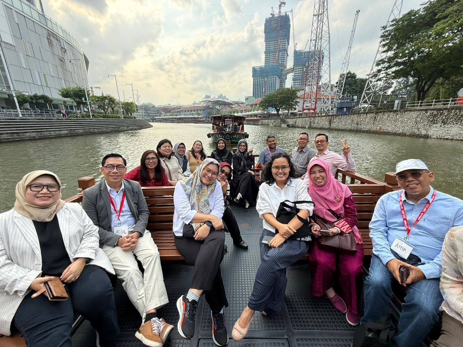 KUNJUNGAN: Sekda Kota Pontianak Amirullah (kanan) bersama para peserta kursus Strategic Leadership and Public Governance saat melakukan kunjungan lapangan di Singapura.