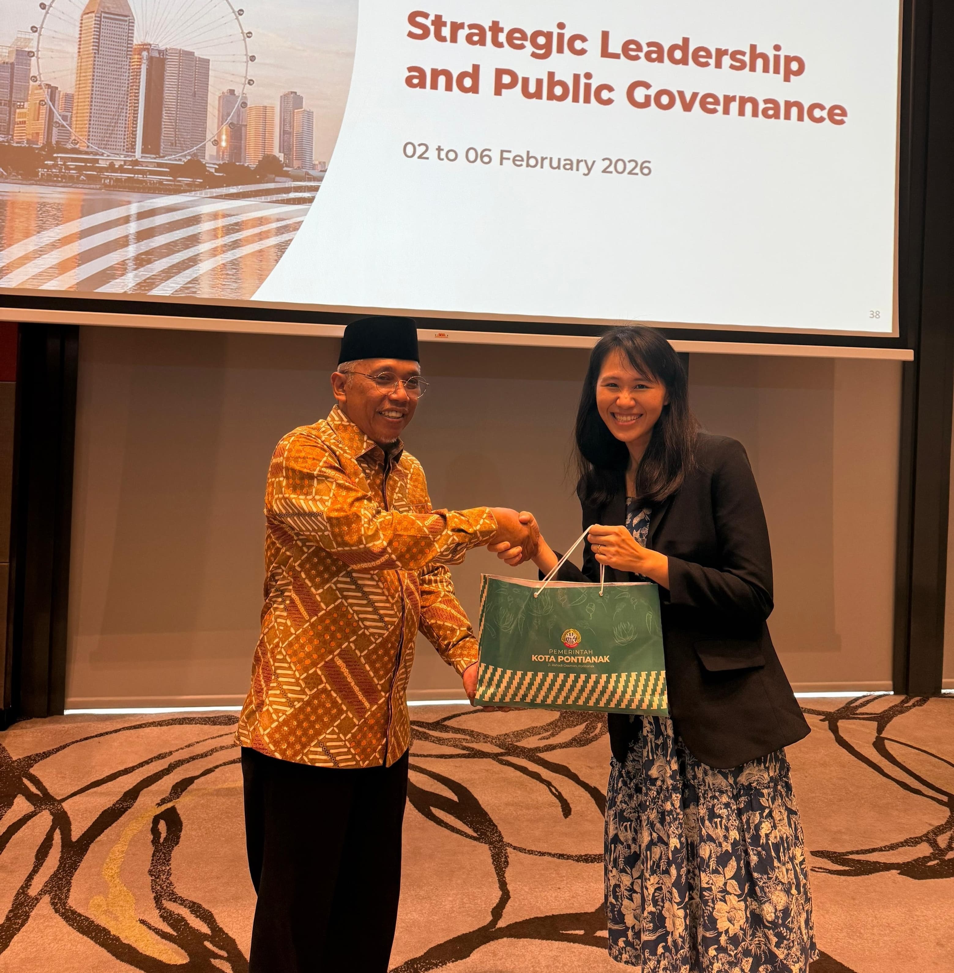 CINDERAMATA: Sekda Kota Pontianak Amirullah menyerahkan cinderamata khas Pontianak kepada perwakilan Singapore Cooperation Programme dalam program kepemimpinan strategis di Singapura.