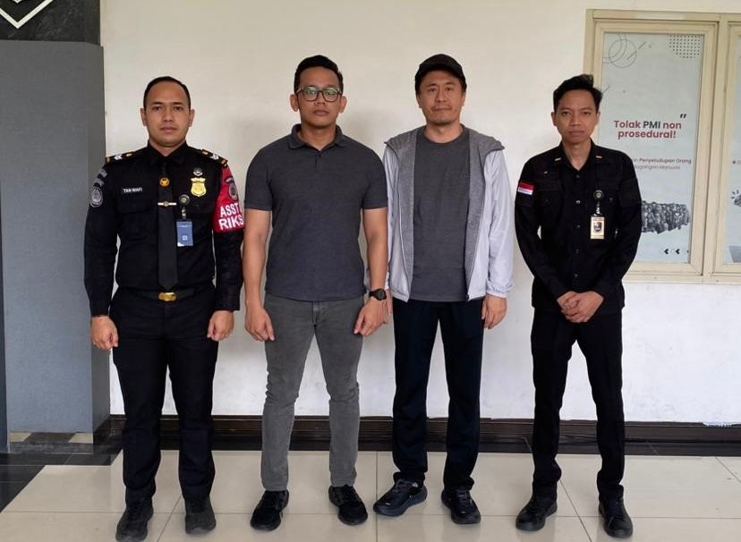 DIAMANKAN: Petugas PLBN Entikong mengamankan Liu Xiao Dong, terdakwa kasus tambang emas ilegal dengan barang bukti 774 kilogram emas, saat hendak melarikan diri ke Malaysia, Sabtu (7/2).