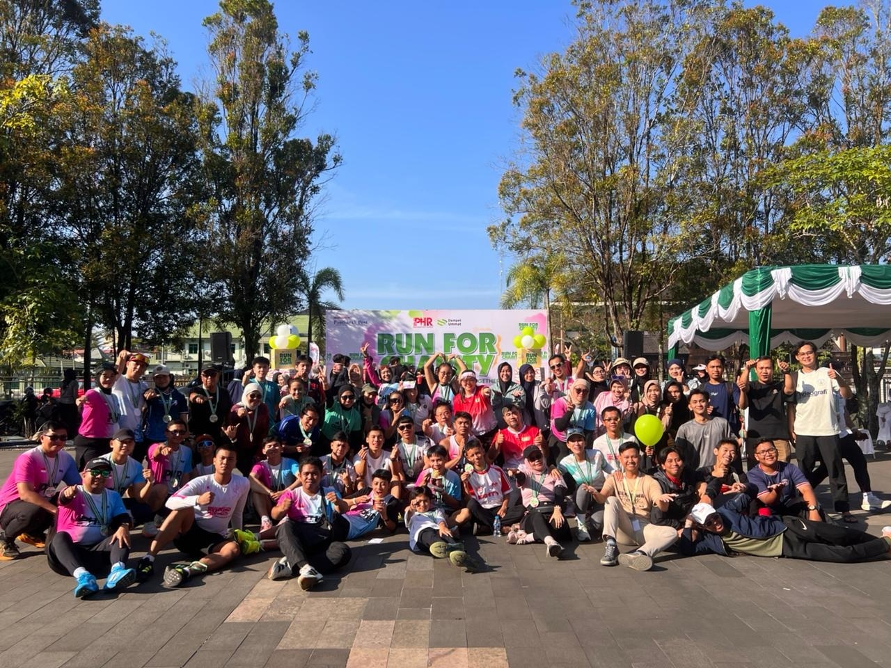 DIABADIKAN: Peserta Fun Run &ldquo;Run For Charity&rdquo; berlari mengelilingi Alun-Alun Kapuas, Pontianak, Minggu (8/2/), berfoto bersama dalam kegiatan kolaborasi Dompet Ummat Kalimantan Barat, Pontianak Happy