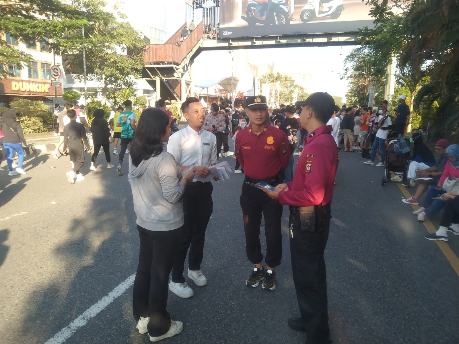PATROLI: Personel Subdit Wisata Ditpamobvit Polda Kalbar melaksanakan patroli dialogis jalan kaki saat CFD di kawasan Jalan Ahmad Yani dan sekitarnya, Minggu (8/2).