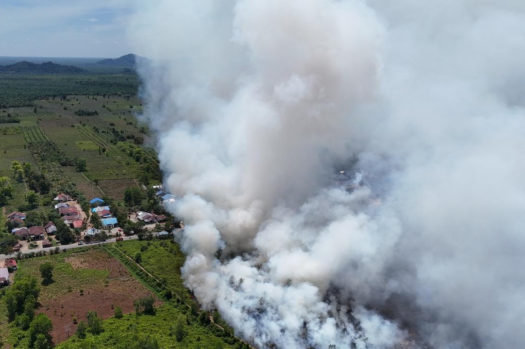 Asap pekat membumbung tinggi akibat kebakaran lahan di di Desa Galang Kecamatan Sungai Pinyuh Kabupaten Mempawah pada Senin (9/2).