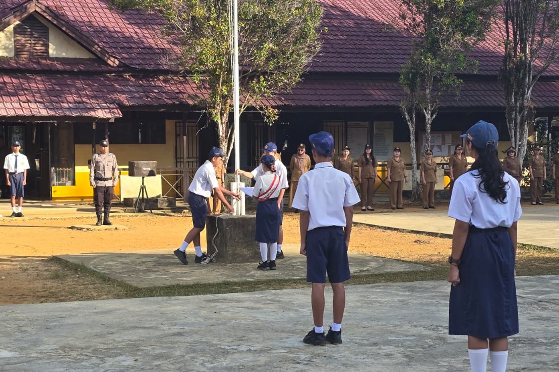 Polisi Hadir di Sekolah, AIPDA Suparno Tanamkan Disiplin dan Karakter pada Siswa SMPN 2 Mandor pada Senin (9/2).