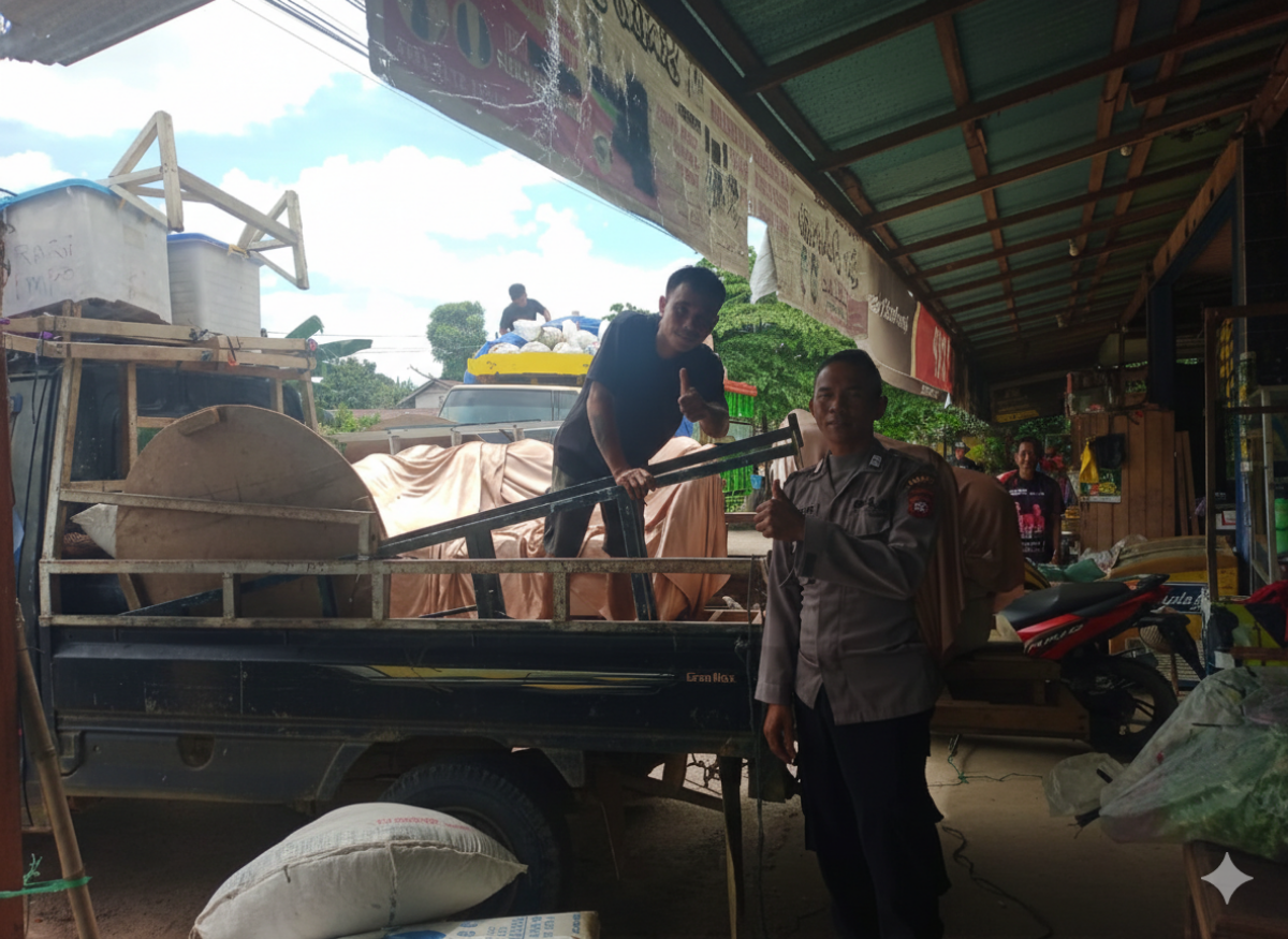 Personil Polsubsektor Jelimpo berdialog Bersama masyarakat dalam patroli pada Jumat (30/1).