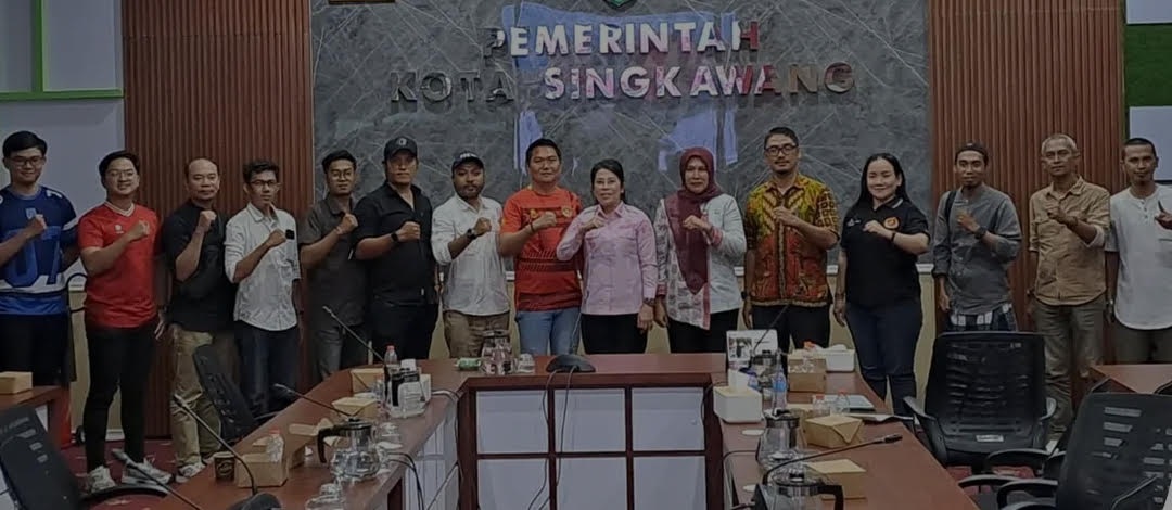 PEMANTAPAN:Wali Kota Singkawang Tjhai Chui Mie saat memimpin Rapat Pemantapan Imlek Cap Go Meh dan Ramadan Fair 2026 bersama panitia pelaksana di Ruang Rapat Wali Kota Singkawang.