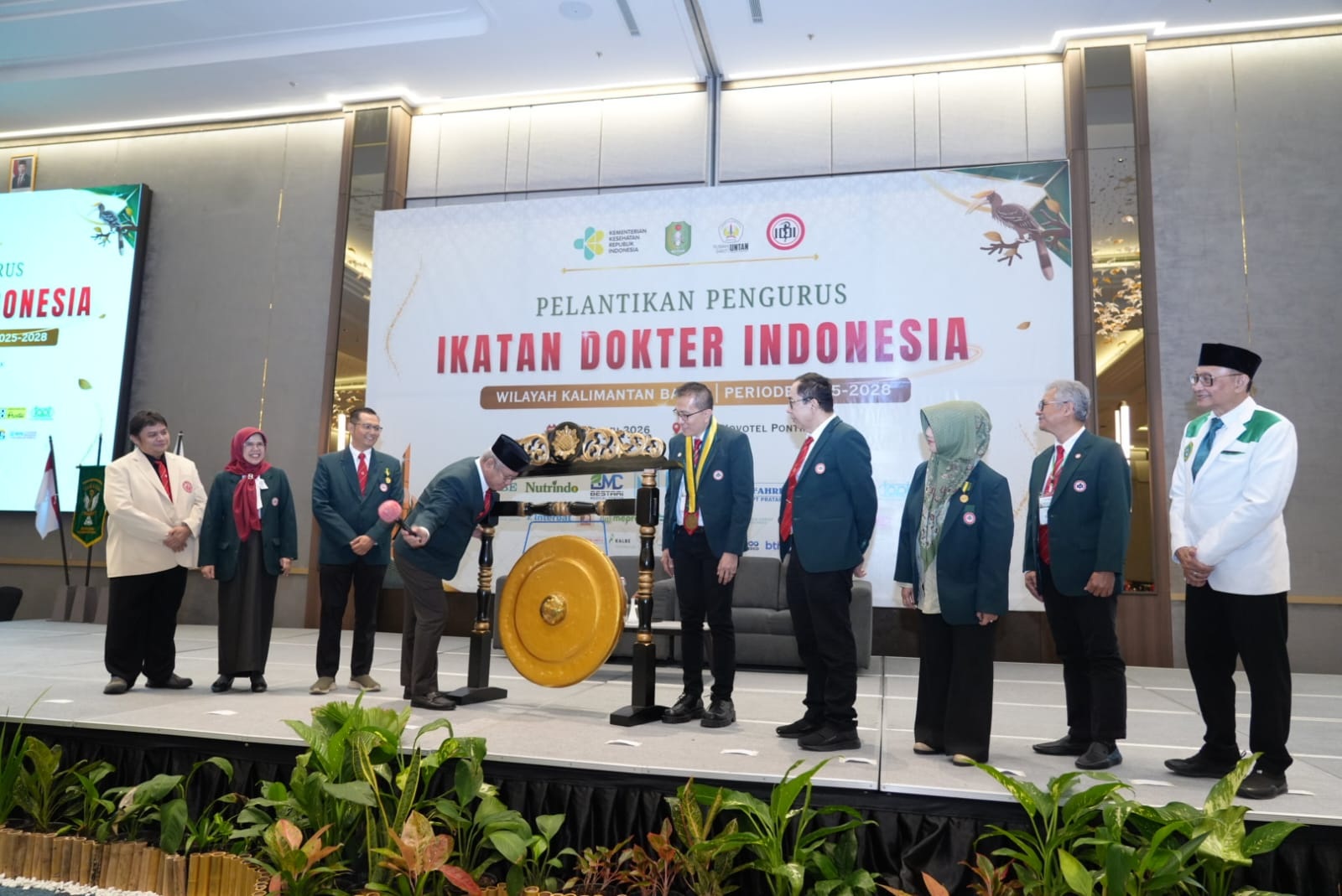 PELANTIKAN: Sekda Kalbar, Harisson, saat menghadiri Pelantikan Pengurus Ikatan Dokter Indonesia (IDI) Wilayah Kalimantan Barat masa bakti 2025&ndash;2028, di Hotel Novotel Pontianak, Minggu (8/2).