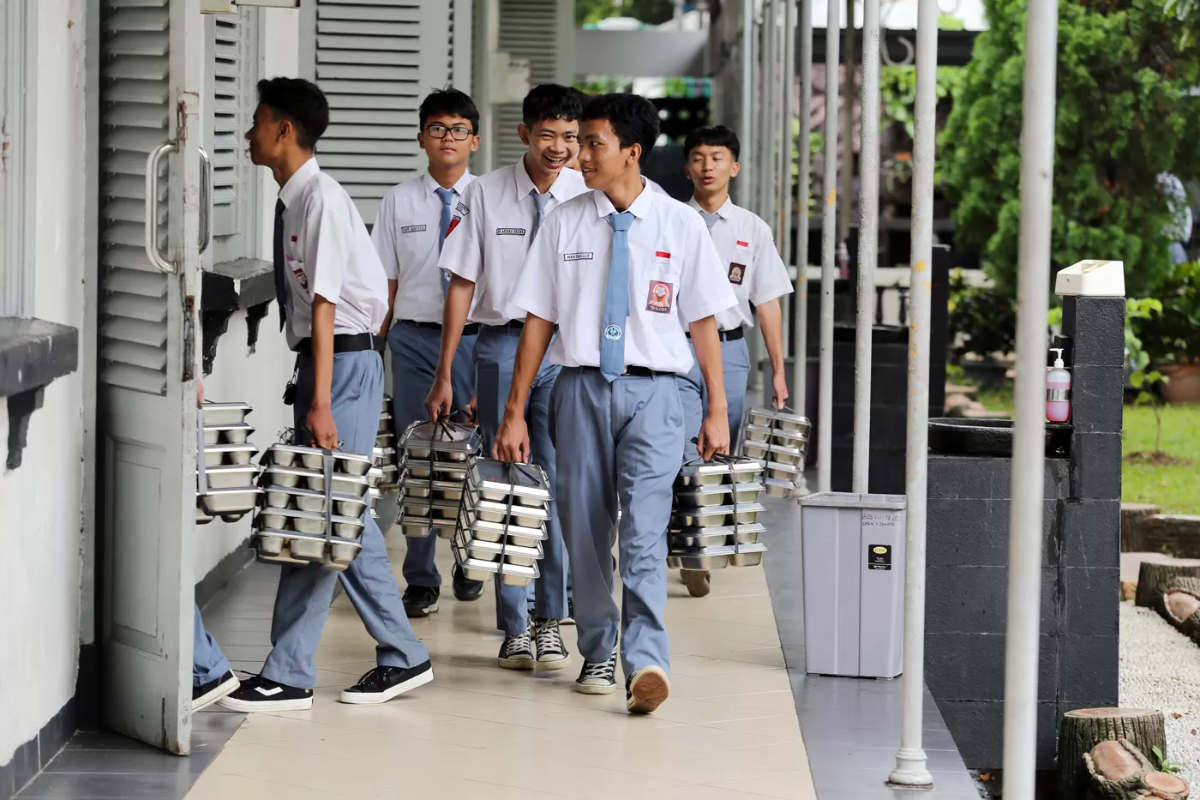 Siswa saat menyantap Makan Bergizi Gratis (MBG) di SMK Negeri 1 Jakarta, Kamis (8/1).