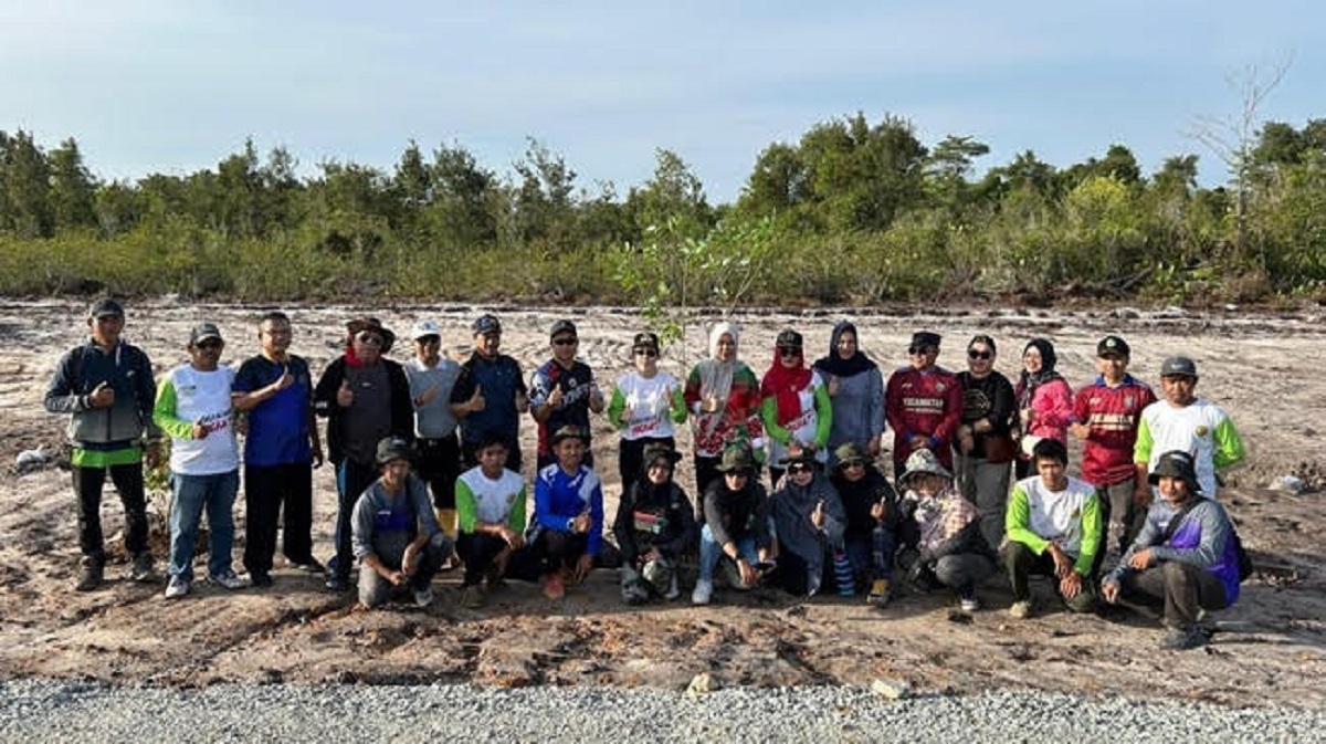 TANAM POHON: Pemerintah Kota Singkawang melaksanakan penanaman pohon serentak di 26 kelurahan yang dipusatkan di pintu masuk Jalan Akses Bandara Singkawang.