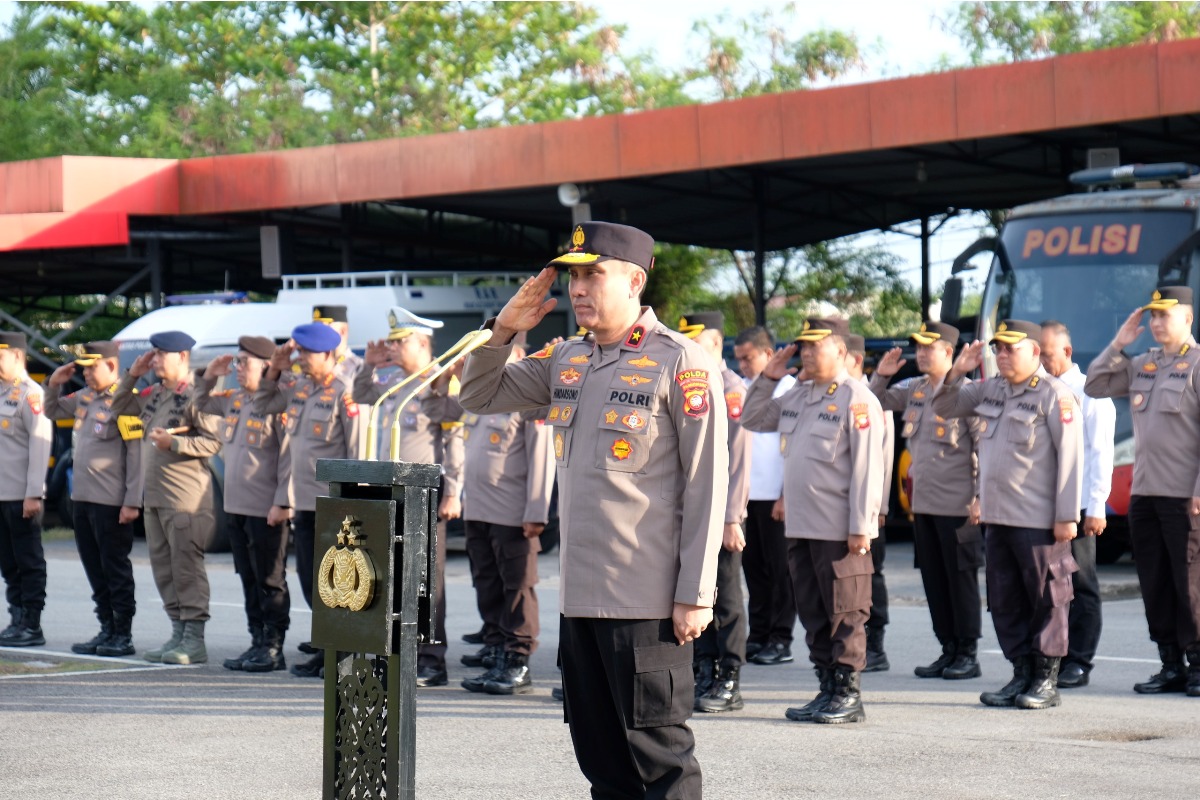 Wakapolda Kalbar memimpin apel pagi perdana di lapangan Mapolda Kalbar pada Senin (9/2).