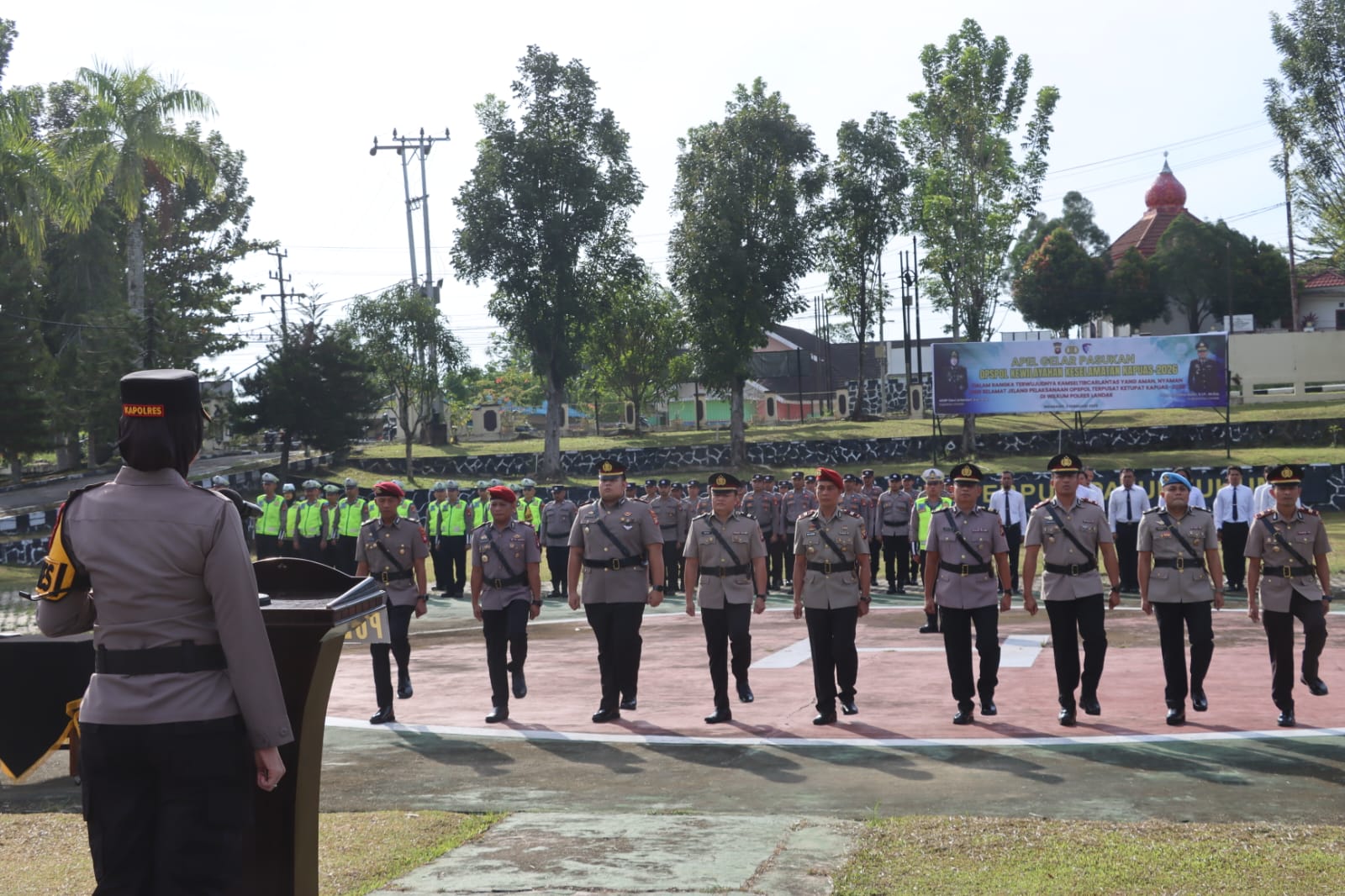 Rangkaian serah terima jabatan sejumlah pejabat utama di Polres Landak pada Senin (9/2).