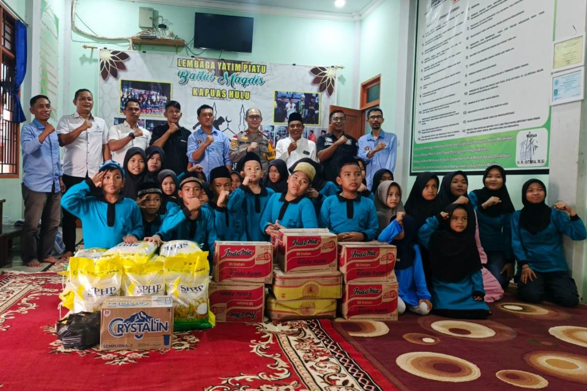 PWI Kapuas Hulu dan Polres Kapuas Hulu merayakan Hari Pers Nasional dengan anak yatim.