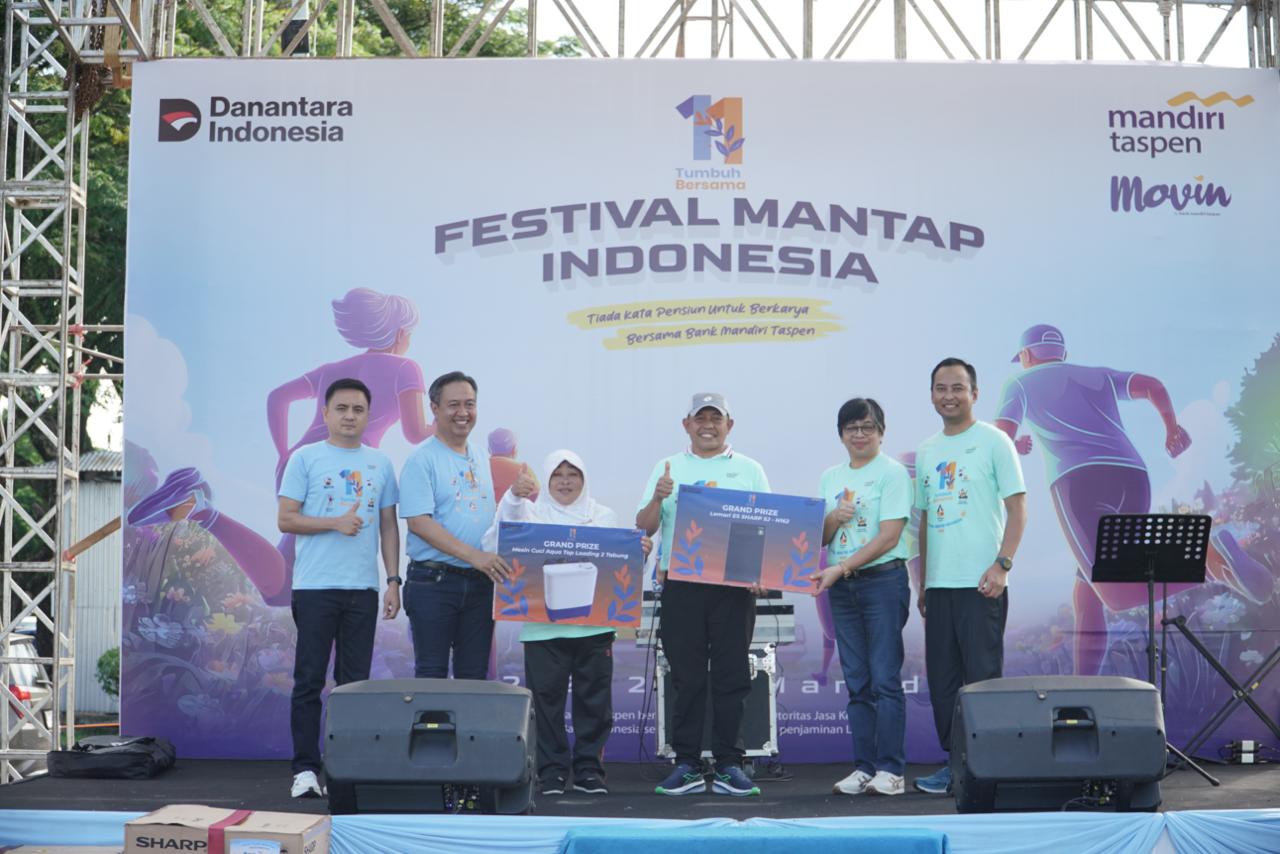 Mengusung tema &ldquo;Tumbuh Bersama&rdquo;, Bank Mandiri Taspen merayakan HUT ke-11 secara serentak di 38 kota. Direktur Utama Panji Irawan menyerahkan doorprize kepada nasabah di Manado, Sabtu (7/2/2026).
