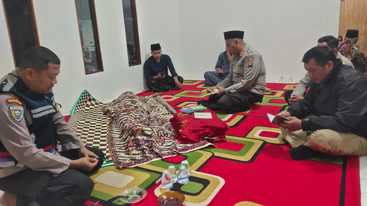 Kapolsek beserta jajaran saat melakukan takziah di kediaman korban kabut asap akibat kebakaran lahan.
