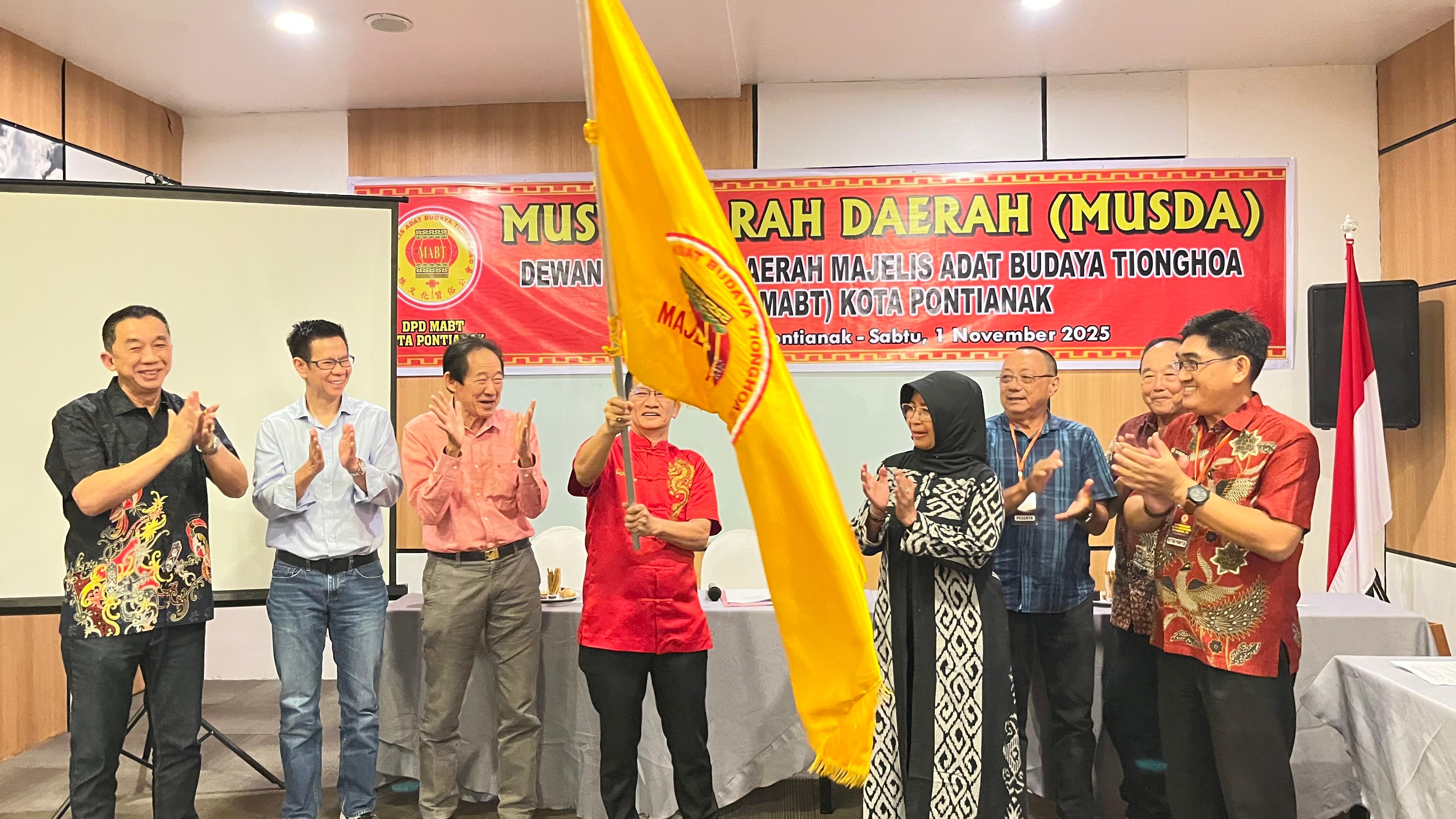 Hendry Pangestu Lim saat dilantik sebagai Ketua MABT Kota Pontianak periode 2026&ndash;2031 dalam Musda yang digelar di Hotel Harris Pontianak, 1 November 2025.