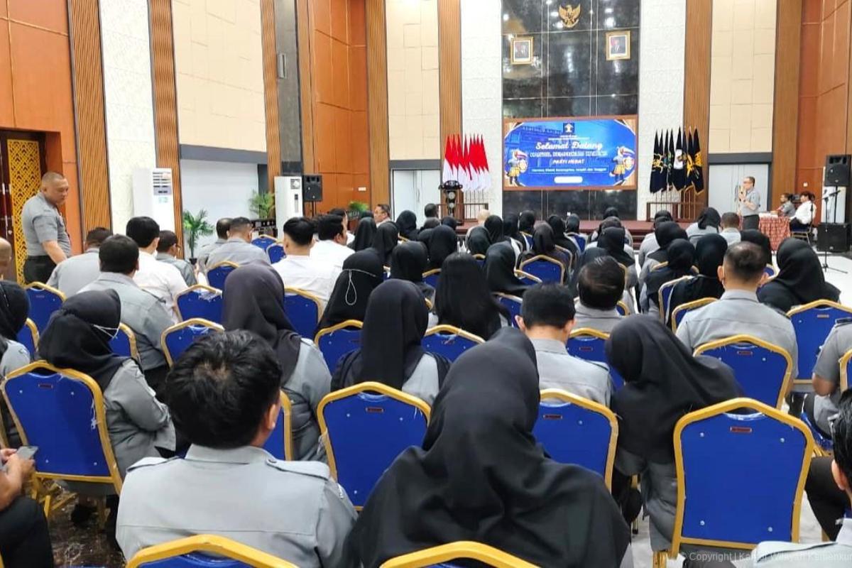 Kanwil Kemenkum Kalbar menggelar apel pagi penguatan SDM dan pengisian ABK 2026 demi layanan hukum lebih efektif pada Senin (9/2).