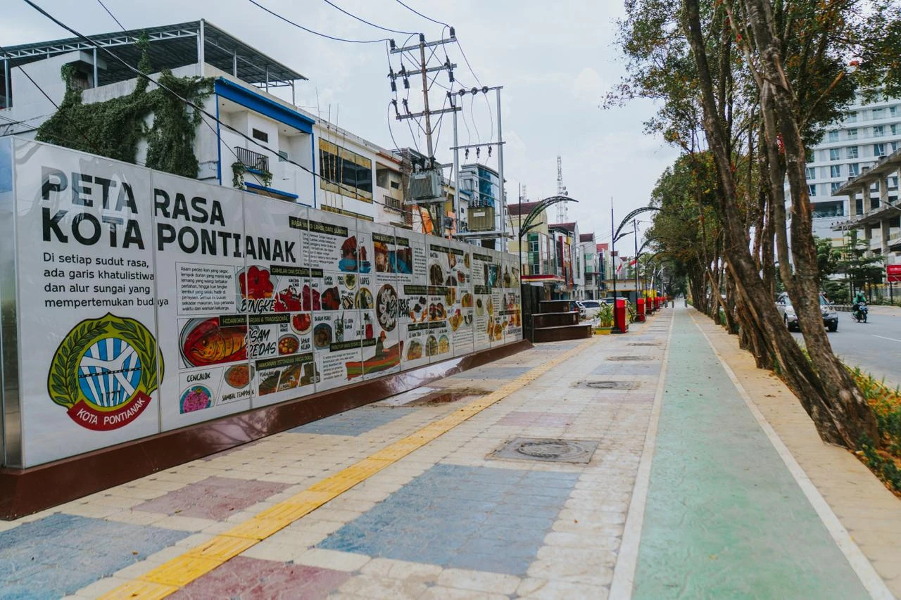 PETA RASA: Penataan trotoar di sepanjang Jalan MT Haryono kini dilengkapi dengan visual tematik Peta Rasa Kota Pontianak, menampilkan ragam kuliner khas sebagai identitas Kota Khatulistiwa.