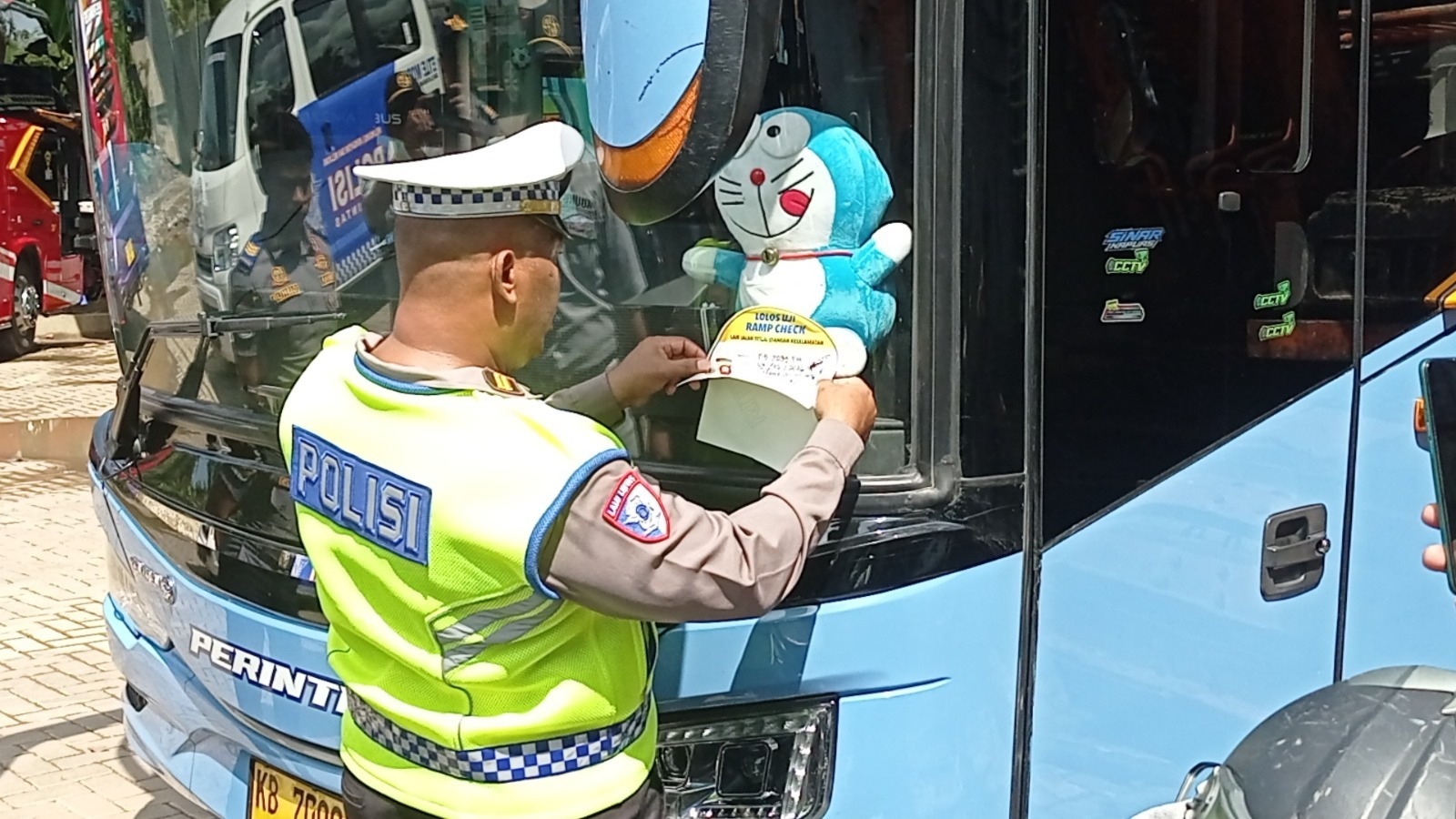 CEK: Petugas Satgas Gakkum Operasi Keselamatan Kapuas 2026 Polda Kalbar bersama Dishub dan Bapenda Kalbar melakukan pemeriksaan kelaikan kendaraan (ramp check) terhadap angkutan umum di Jalan Adisucip
