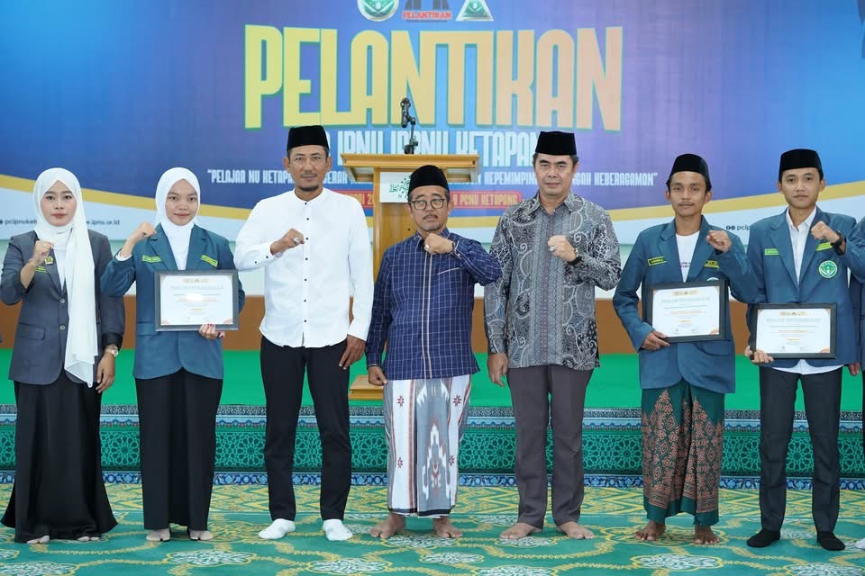 PELANTIKAN : Asisten Sekda, Heryandi, menghadiri pelantikan PC IPNU dan PC IPPNU Ketapang di Gedung Bintang Sembilan PCNU Ketapang, Minggu (8/2).