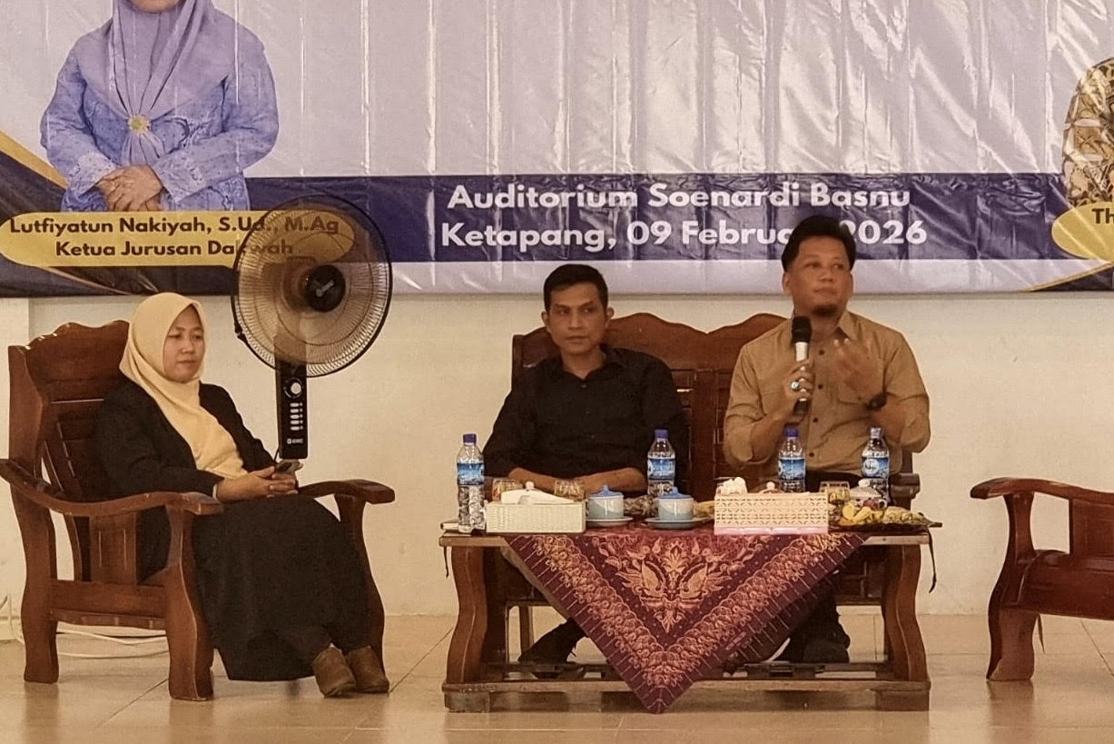 WORKSHOP : Ketua AJK, Theo Bernadhi, memaparkan materi tentang jurnalistik di hadapan mahasiswa dan siswa, Senin (9/2).