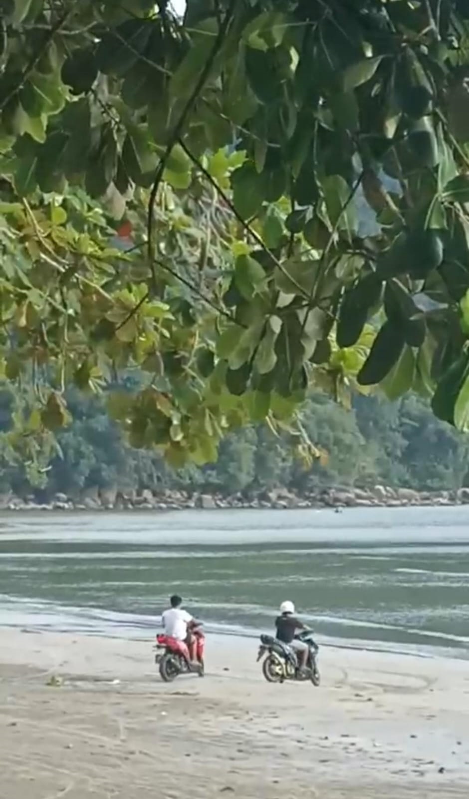 LIAR : Balap liar sepeda motor di bibir  Pantai Pulau Datok, Kecamatan Sukadana, Kabupaten Kayong Utara.